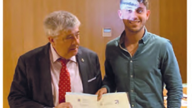 Iván Gómez recibiendo el premio COGITIAR al mejor Trabajo Fin de Grado
